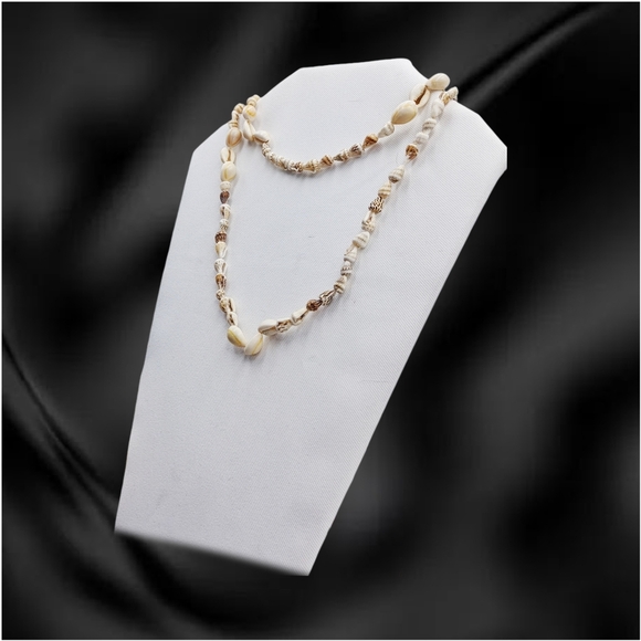 .🌲10/$20. Halo Hattie ~ Elegant Shell Necklace - Picture 2 of 3